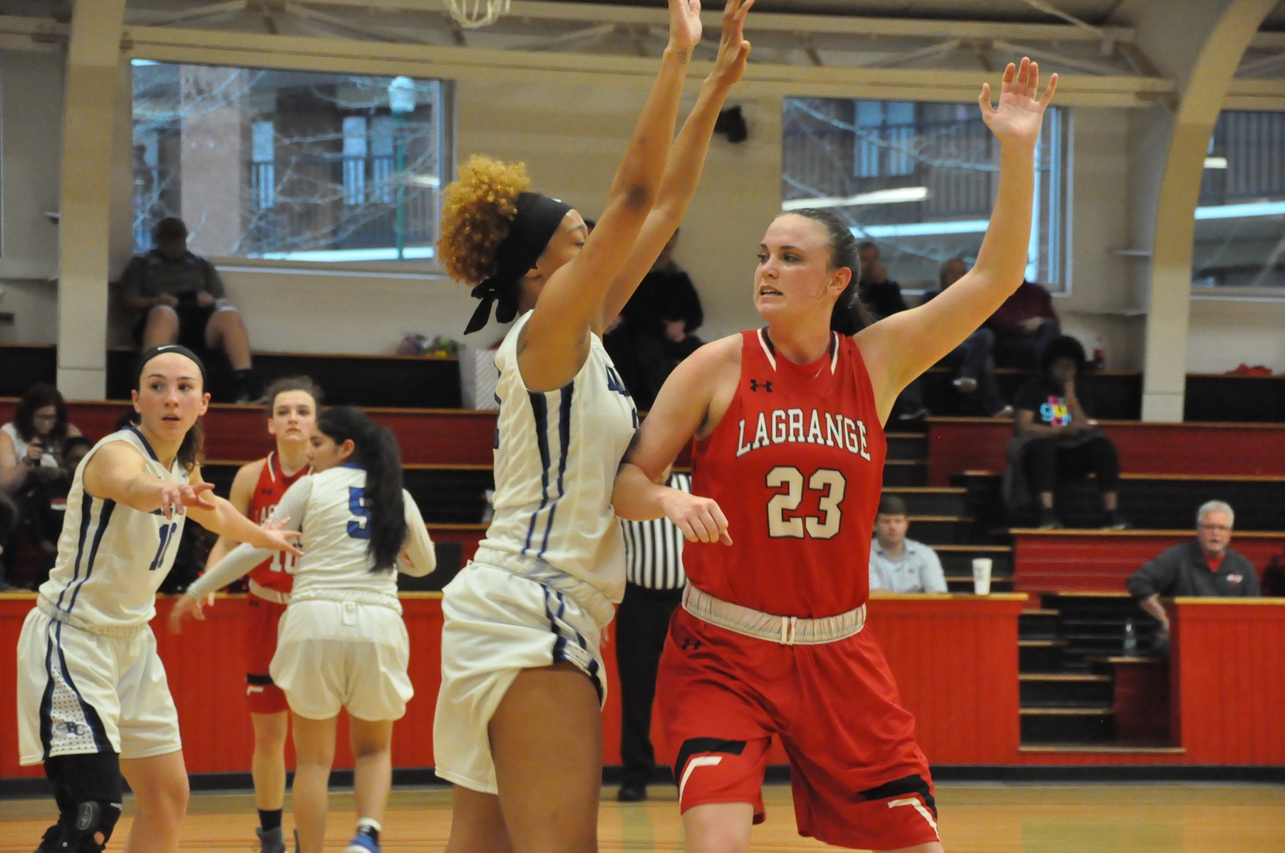 Women's Basketball: Marilauren Farr named to USA South West Divsion first team